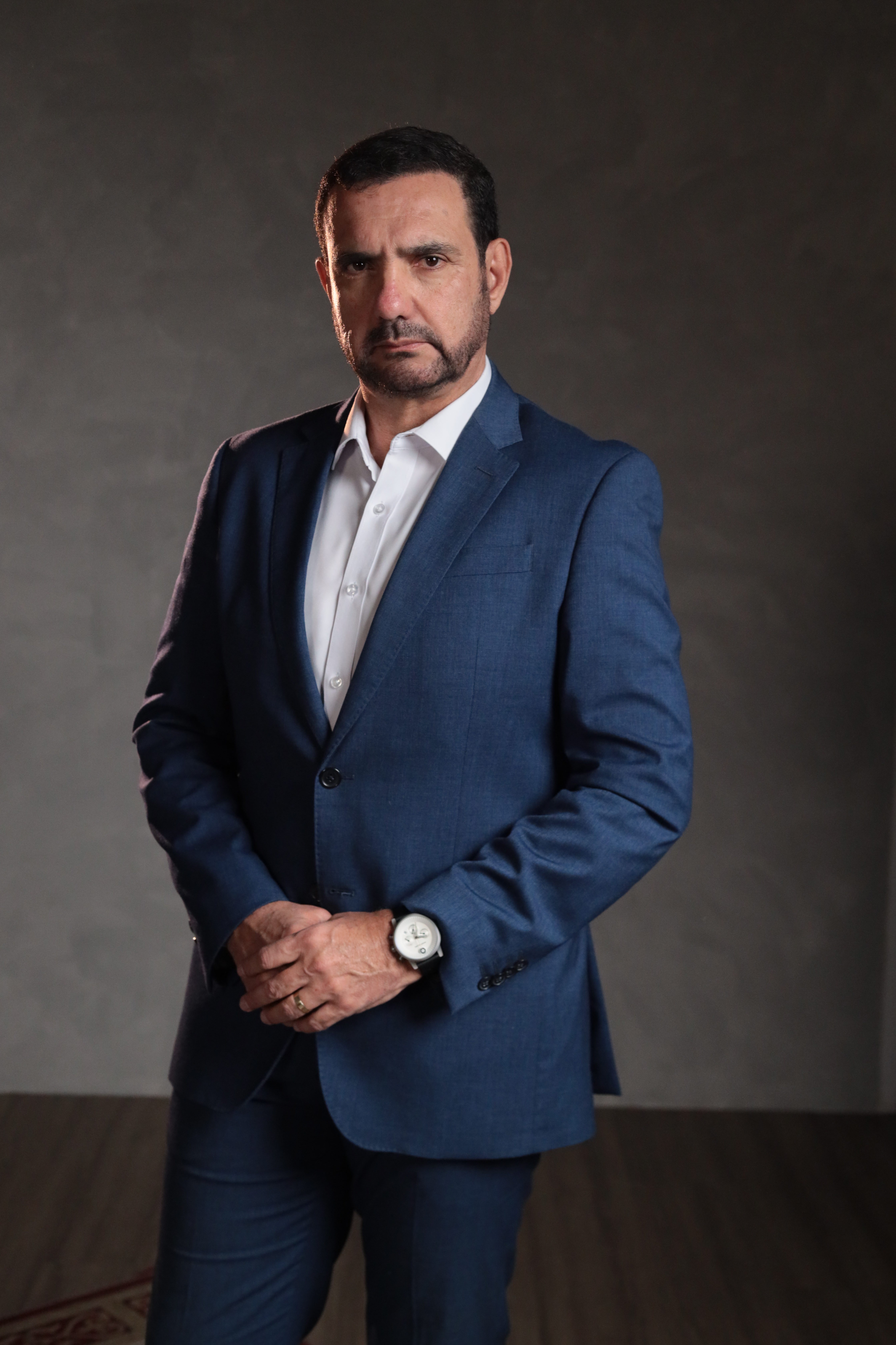 Jùlio Cesar em retrato editorial
